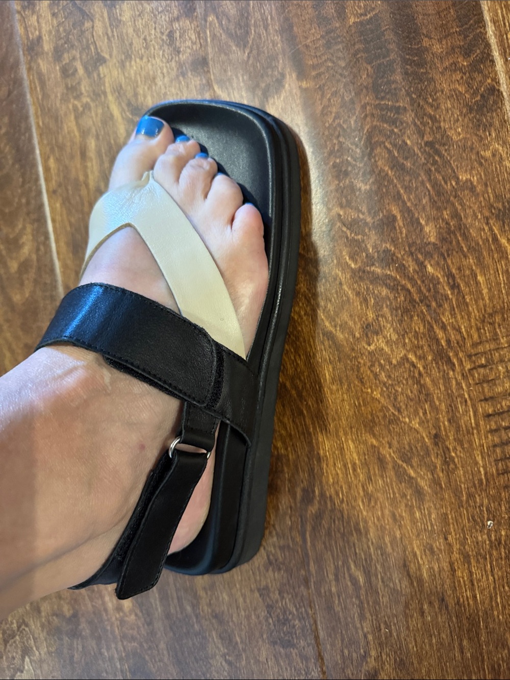 ALOHAS Two-Tone Leather Thong Sandals — Black & Cream - Picture 2 of 6